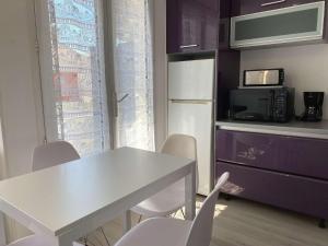 Kuchyňa alebo kuchynka v ubytovaní Charmant T2 au cœur du village avec garage, balcon ensoleillé et wifi à Balaruc-les-Bains. - FR-1-553-183