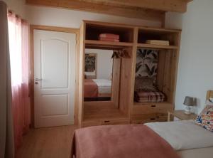 a bedroom with a closet with a mirror and a bed at Casa Virginia in Ouzenda