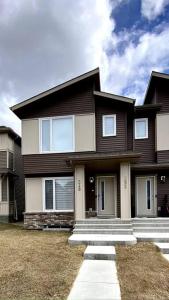 una casa grande con en Luxury Home for Long Stays, en Airdrie