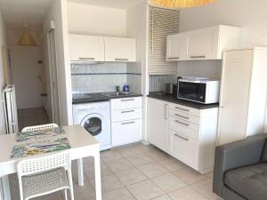 Kuchyňa alebo kuchynka v ubytovaní T1 avec balcon, clim, wifi, animaux OK à Balaruc-les-Bains - FR-1-553-199
