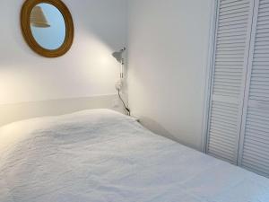 Posteľ alebo postele v izbe v ubytovaní T1 avec balcon, clim, wifi, animaux OK à Balaruc-les-Bains - FR-1-553-199