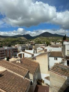 uma vista para uma cidade com edifícios e montanhas em Apartamentos Cuesta de la Cruz em Caravaca de la Cruz