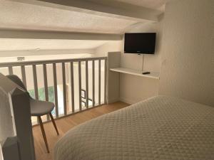 Posteľ alebo postele v izbe v ubytovaní T1 Mezzanine Climatisé avec Parking et Wifi à Balaruc-les-Bains - FR-1-553-215