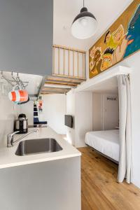 - une cuisine avec évier et un lit dans une chambre dans l'établissement Studio Nest - Near the train to Lisbon & Sintra, à Algueirão
