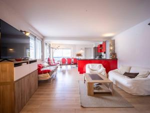 Un televizor și/sau centru de divertisment la Maison Familiale 10 Pers, Proche Loudenvielle - Idéale Ski et Randonnée - FR-1-695-25