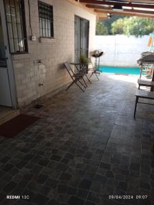 un patio avec des chaises et une piscine dans l'établissement Alojamiento jv QUILLOTA AMOBLADA, à Quillota