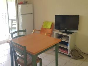 Telewizja i/lub zestaw kina domowego w obiekcie Pavillon à Valras-Plage avec Piscine, à 250m de la Plage, pour 6 Personnes - FR-1-701-58