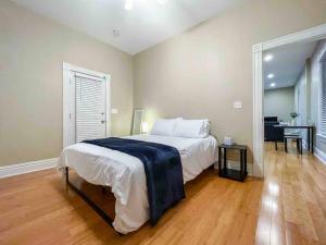 een slaapkamer met een groot wit bed en een bureau bij Modern 1BR-1BA Monthly Rental The Hill in Tower Grove