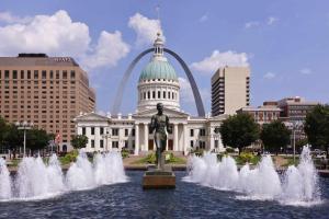 a statue in front of a building with the gateway arch at Chic 1BR Balcony & Laundry Soulard in Soulard