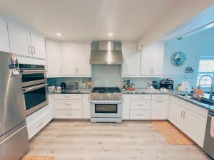 Кухня или мини-кухня в LaLa`s Luxury Beach House

