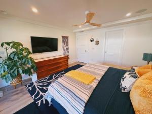 Телевизор и/или развлекательный центр в LaLa`s Luxury Beach House