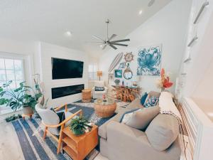 Телевизор и/или развлекательный центр в LaLa`s Luxury Beach House
