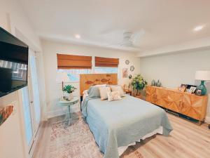 Кровать или кровати в номере LaLa`s Luxury Beach House