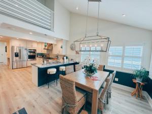 Кухня или мини-кухня в LaLa`s Luxury Beach House

