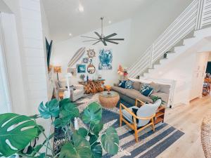 Гостиная зона в LaLa`s Luxury Beach House