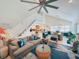 Гостиная зона в LaLa`s Luxury Beach House