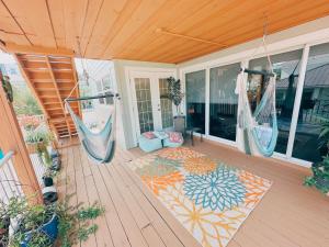 Балкон или терраса в LaLa`s Luxury Beach House