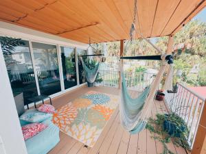 Балкон или терраса в LaLa`s Luxury Beach House