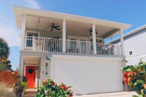 Балкон или терраса в LaLa`s Luxury Beach House