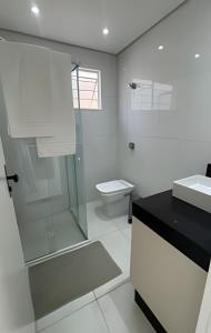 a bathroom with a shower and a toilet and a sink at Casa Bela Vista no centro São Roque in São Roque +38 photos