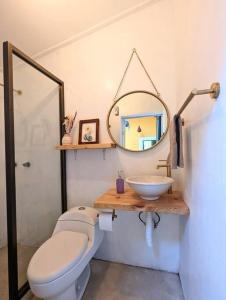 un bagno con lavandino, WC e specchio di Casa colonial en el centro de San Cristobal de las casas a San Cristóbal de Las Casas