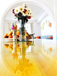 un vaso con fiori su un tavolo di vetro di Casa colonial en el centro de San Cristobal de las casas a San Cristóbal de Las Casas Altre 43 foto