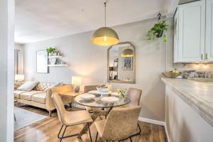 uma cozinha e sala de estar com mesa e cadeiras em Stylish and Modern Burbank Gem with Private Yard! em Burbank