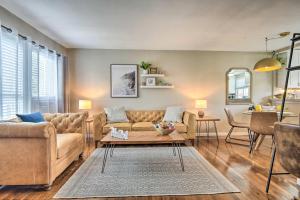 伯班克Stylish and Modern Burbank Gem with Private Yard!的带沙发和桌子的客厅