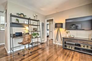 Stylish and Modern Burbank Gem with Private Yard!的厨房或小厨房