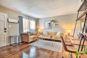 Stylish and Modern Burbank Gem with Private Yard!的休息区