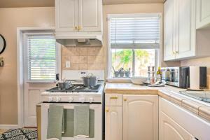 Stylish and Modern Burbank Gem with Private Yard!的厨房或小厨房