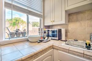 Stylish and Modern Burbank Gem with Private Yard!的厨房或小厨房