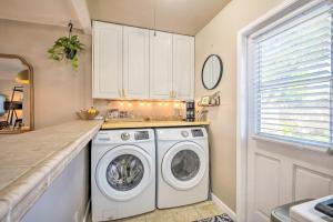 Stylish and Modern Burbank Gem with Private Yard!的厨房或小厨房