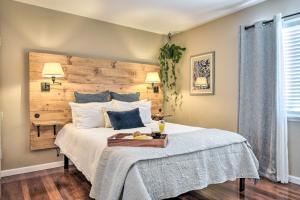 um quarto com uma cama grande e uma cabeceira em madeira em Stylish and Modern Burbank Gem with Private Yard! em Burbank