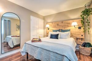 Stylish and Modern Burbank Gem with Private Yard!客房内的一张或多张床位