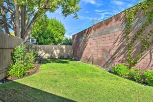 Stylish and Modern Burbank Gem with Private Yard!外面的花园