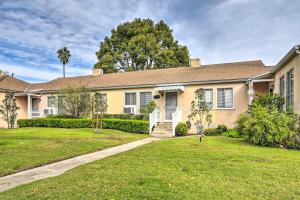 伯班克Stylish and Modern Burbank Gem with Private Yard!的一栋前面有草坪的大房子