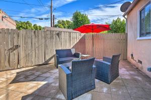 Stylish and Modern Burbank Gem with Private Yard!的庭院或其他户外区域