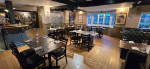 una vista sul soffitto di un ristorante con tavoli e sedie di The Bell and Bottle a Maidenhead