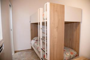 a book shelf in a room with a bed at LA BRAVERIA in Urbania