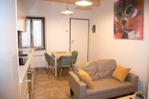 a living room with a couch and a table at LA BRAVERIA in Urbania