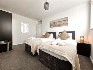 2 camas en un dormitorio con paredes blancas en Contemporary and Cosy Birmingham Apartment- Free Parking & Wi-FI en Birmingham