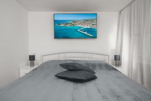 una camera bianca con un letto con di Studio Apartman Vodice a Vodice