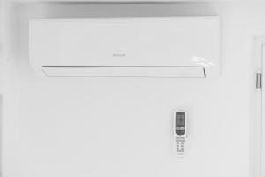 una porta bianca con un'etichetta in cima di Studio Apartman Vodice a Vodice