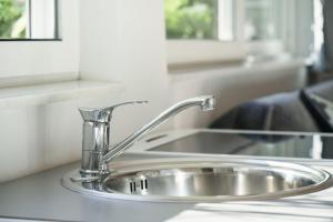 un lavandino con rubinetto su un bancone di Studio Apartman Vodice a Vodice Altre 19 foto