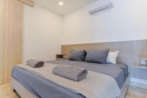 - une chambre avec 2 lits et des oreillers dans l'établissement Torre Diez Grupo Amber - Collection O, à Playa del Carmen