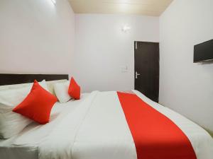 Postel nebo postele na pokoji v ubytování Hotel O Iris Lite