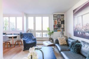 sala de estar con sofá y mesa en modern apartment Sacré-coeur en París