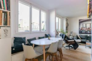 sala de estar con mesa blanca y sillas en modern apartment Sacré-coeur en París