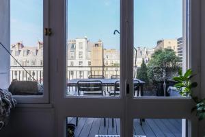 una puerta abierta con vistas a un balcón en modern apartment Sacré-coeur en París